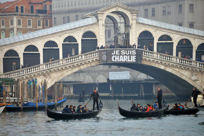 A banner reading ''Je suis Charlie''†(I am Charlie) is displayed on the Rialto Bridge across the Grand Canal in Venice, northern Italy, 10 January 2015, as a show of solidarity with the victims of the killing at 'Charlie Hebdo' headquarters in Paris. ANSA/ANDREA MEROLA